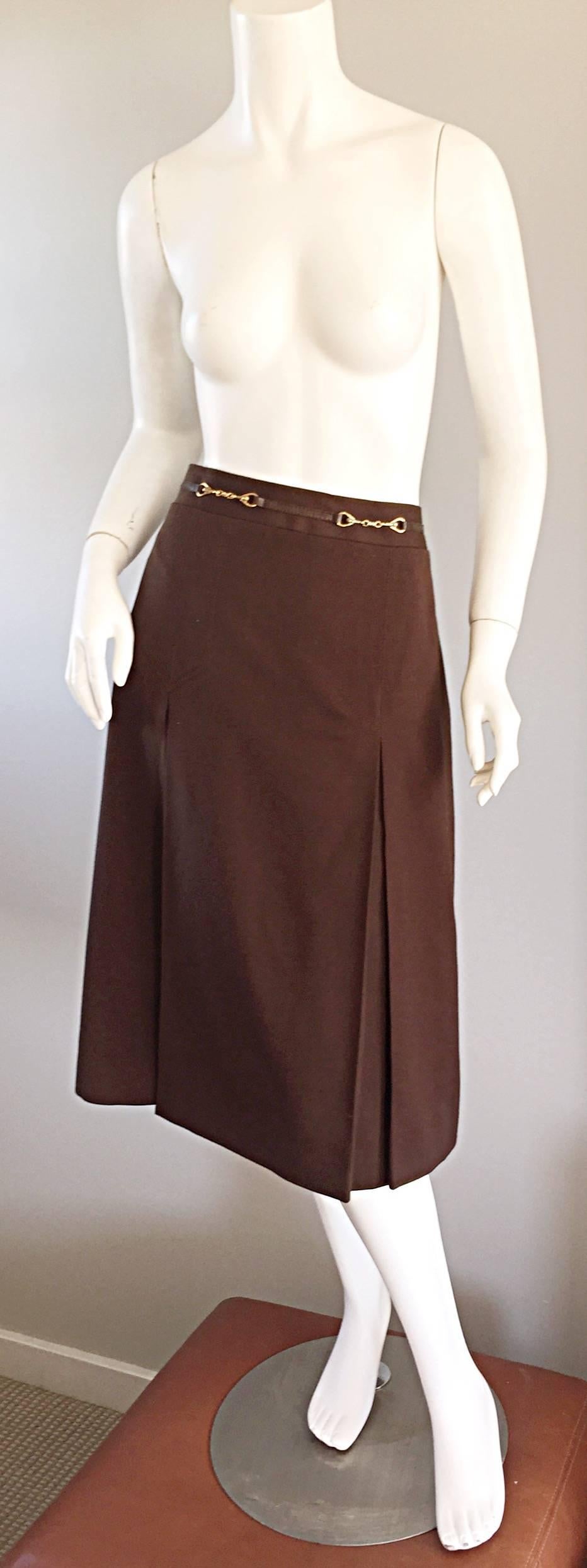 Wunderschöner BRANDNEUER Vintage Celine Wollrock! Perfekte braune Farbe:: mit zwei goldenen Horsebit-Details an der Taille. Klassischer Faltenrock:: der sich durch die Liebe zum Detail auszeichnet. Kann leicht nach oben oder unten gekleidet werden.