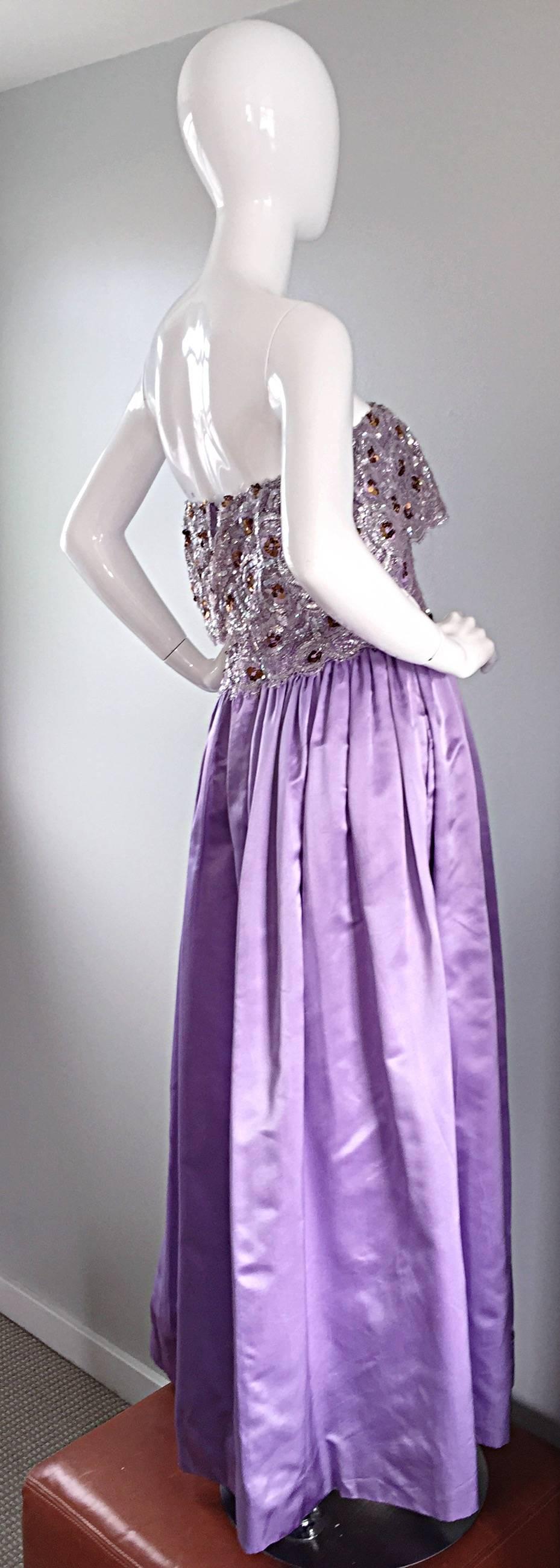 Absolut atemberaubend Vintage Alfred Bosand trägerlosen Kleid! Das Mieder ist mit Spitze über Seide und Hunderten von Pailletten besetzt, die von Hand aufgenäht wurden. Schicke Spitzenrüsche an der Büste. POCKETS an beiden Seiten der Taille.