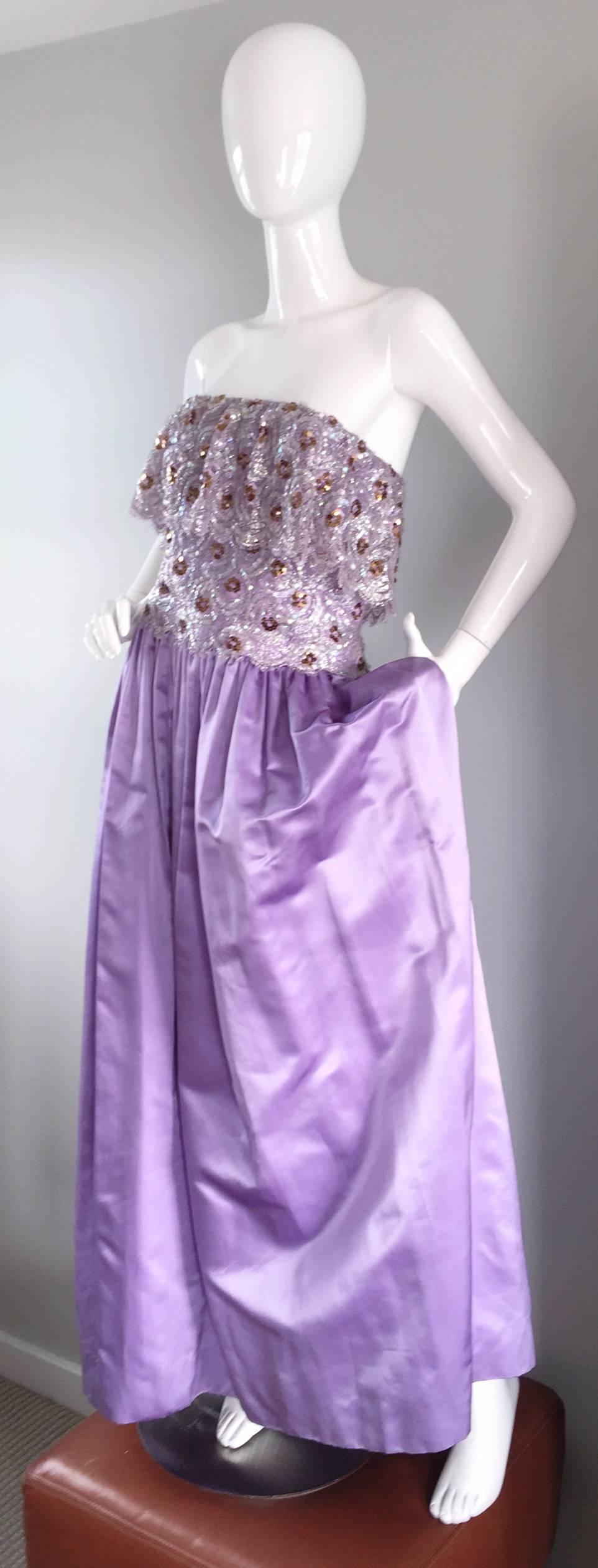 1970er Jahre Vintage Lila / Lavendel Pailletten Seide + Spitze 70er Jahre Kleid von Bosand (Violett) im Angebot