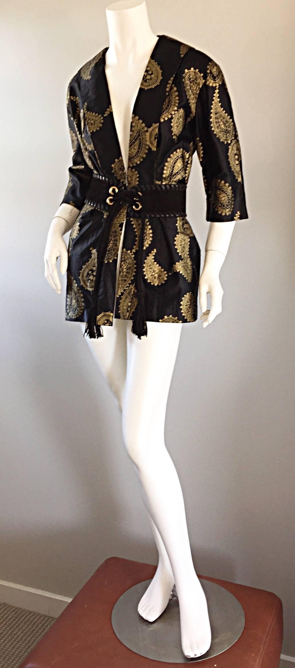 Amazing, and rare 1950s ALFRED SHAHEEN black silk + cotton kimono jacket! Black backdrop, with hand printed gold paisley print throughout. Shawl collar, with so much style! Looks great alone, or belted (pictured vintage Yves Saint Laurent YSL tassel