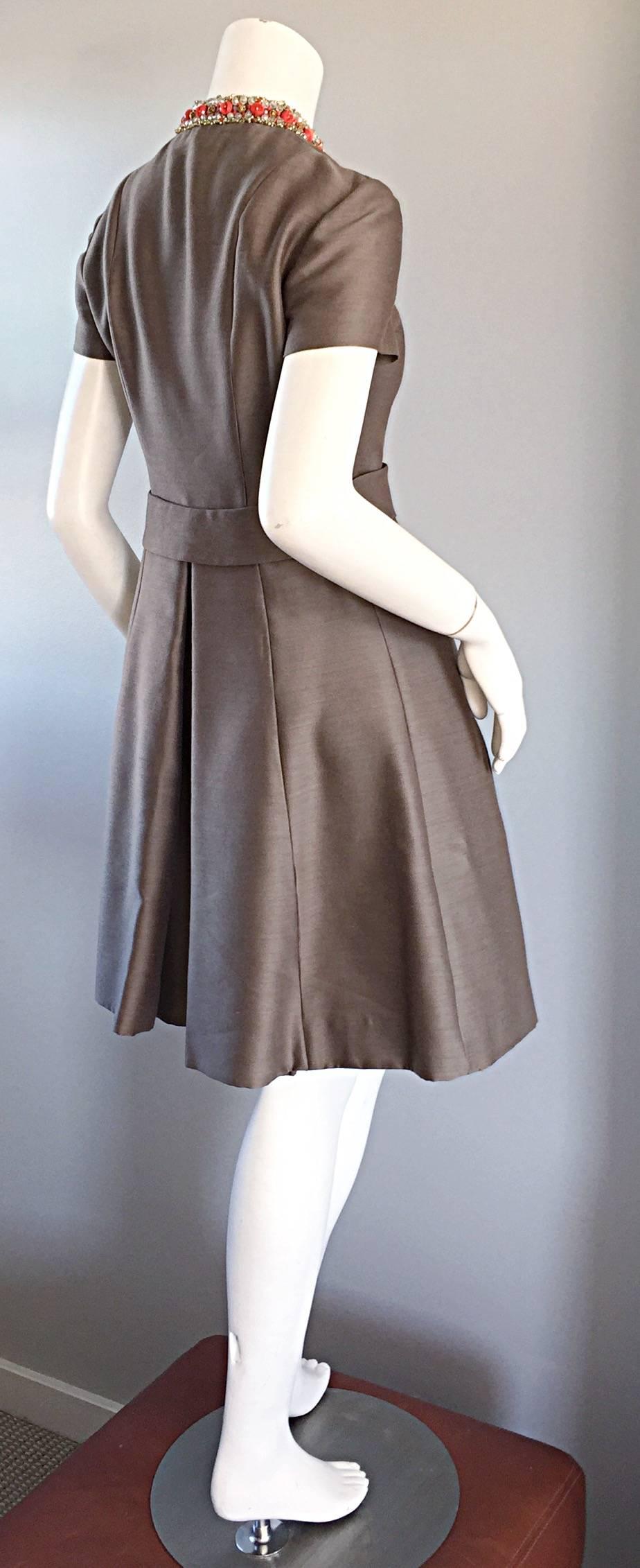 Schönes 1960er 60er Jahre Gino Charles Perlenbesetztes Kleid aus Rohseide in Taupe A - Linie Vintage  im Zustand „Hervorragend“ im Angebot in San Diego, CA