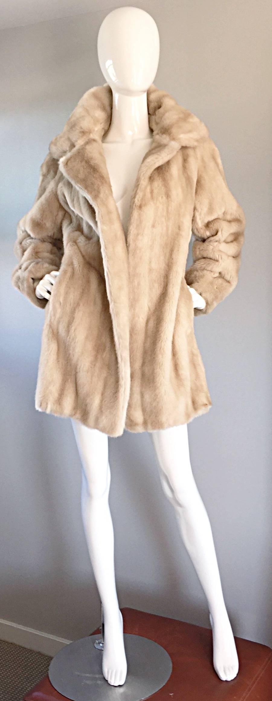 Amazing 1960s LILLI ANN for faux fur swing jacket! Beautiful blonde color, with soft, plush faux fur. Perfect swing shape, that is great for many sizes! Pockets at both sides of waist. Fully lined. In great condition. Tag reads, 