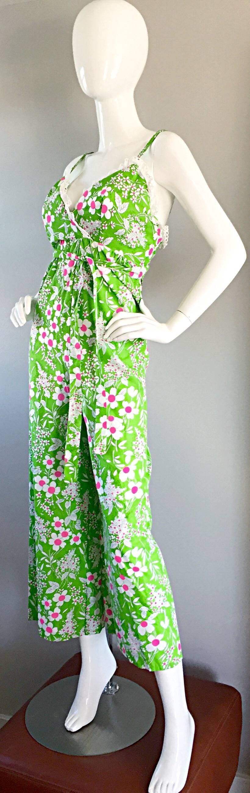 Vert Incroyable combinaison vintage des années 70 en vert fluo, rose et blanc avec fleurs et dentelle. en vente
