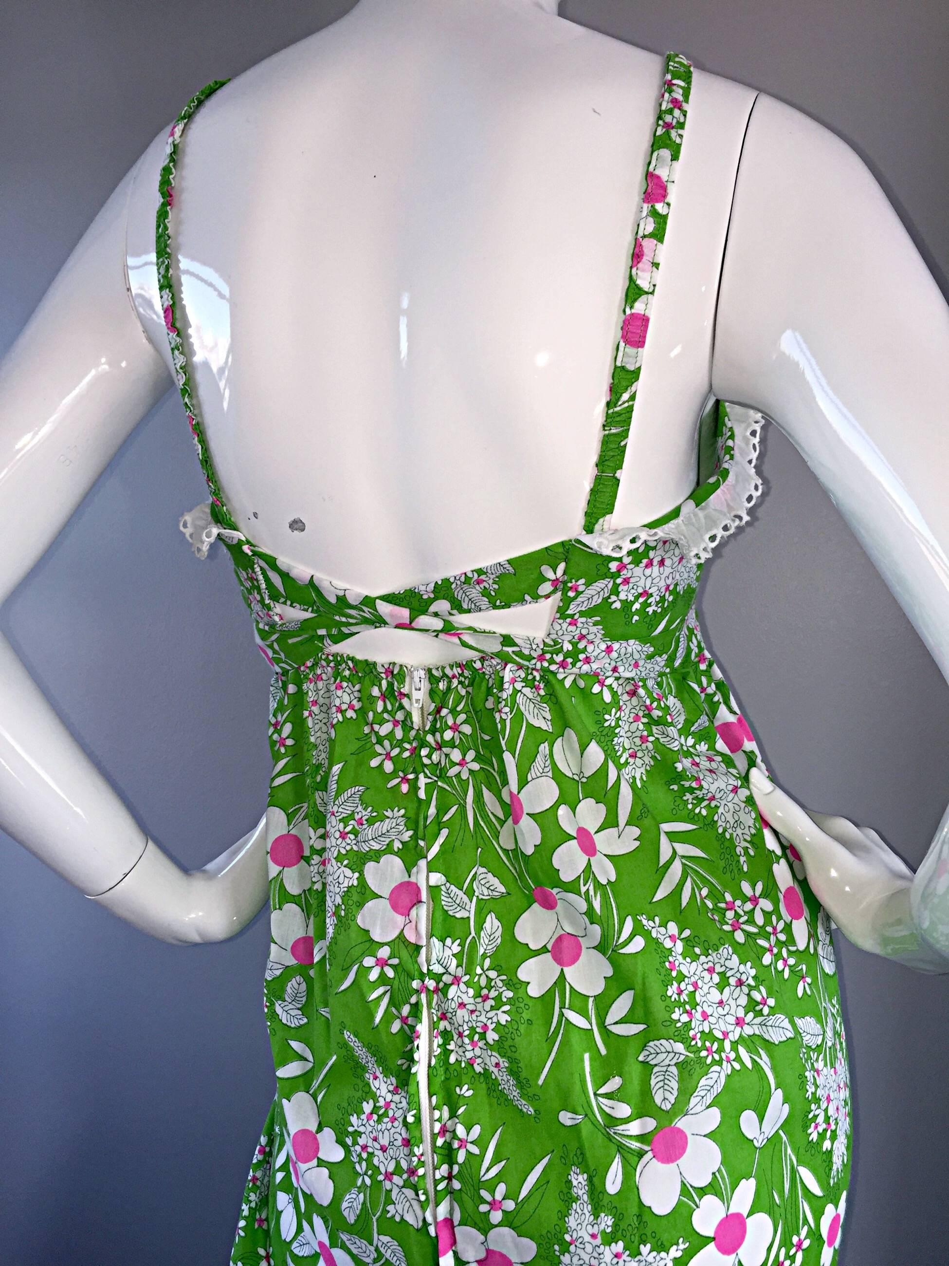 Incroyable combinaison vintage des années 70 en vert fluo, rose et blanc avec fleurs et dentelle. en vente 1