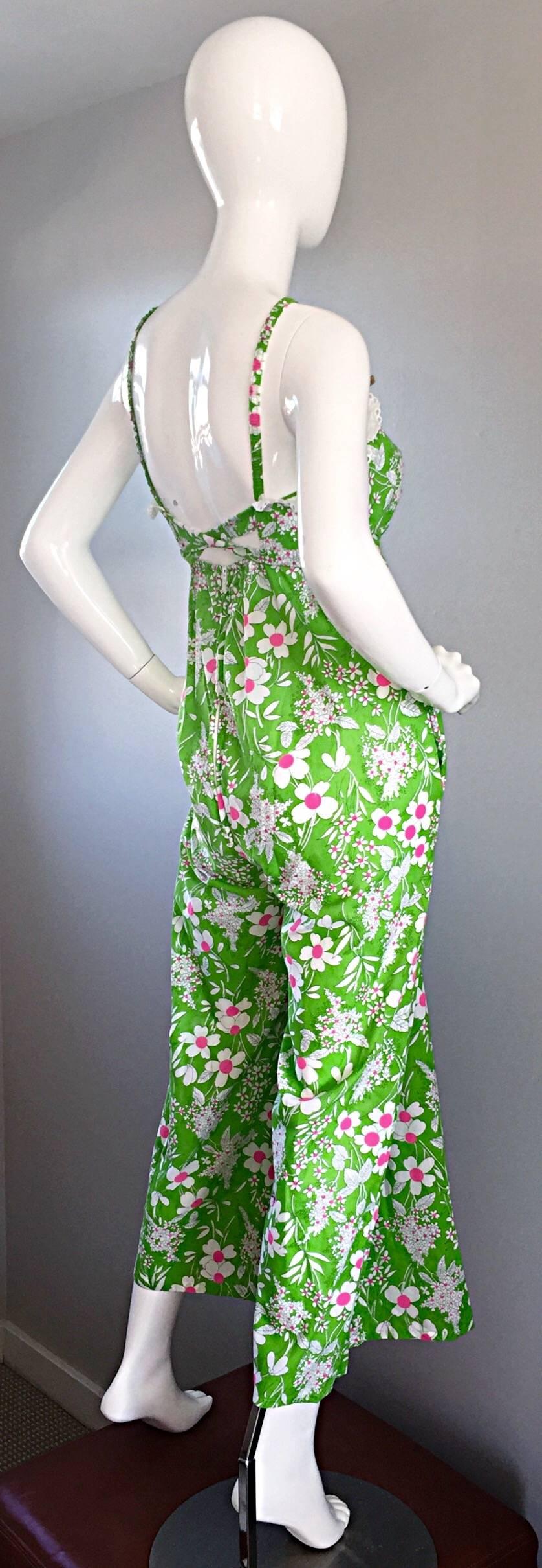 Vintage 1970er Jumpsuit in Neongrün + Rosa + Weiß mit Blumenspitze (Grün) im Angebot