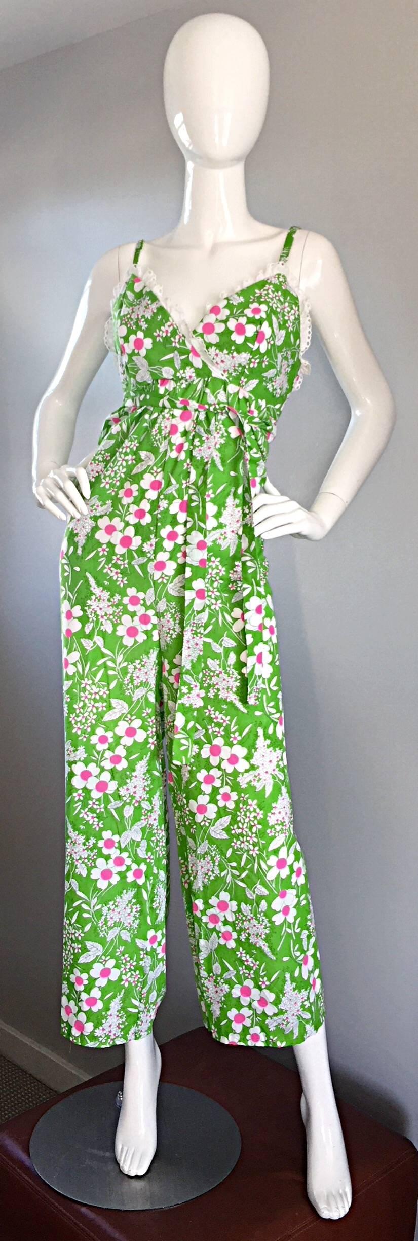 Incroyable combinaison vintage des années 70 en vert fluo, rose et blanc avec fleurs et dentelle. Excellent état - En vente à San Diego, CA