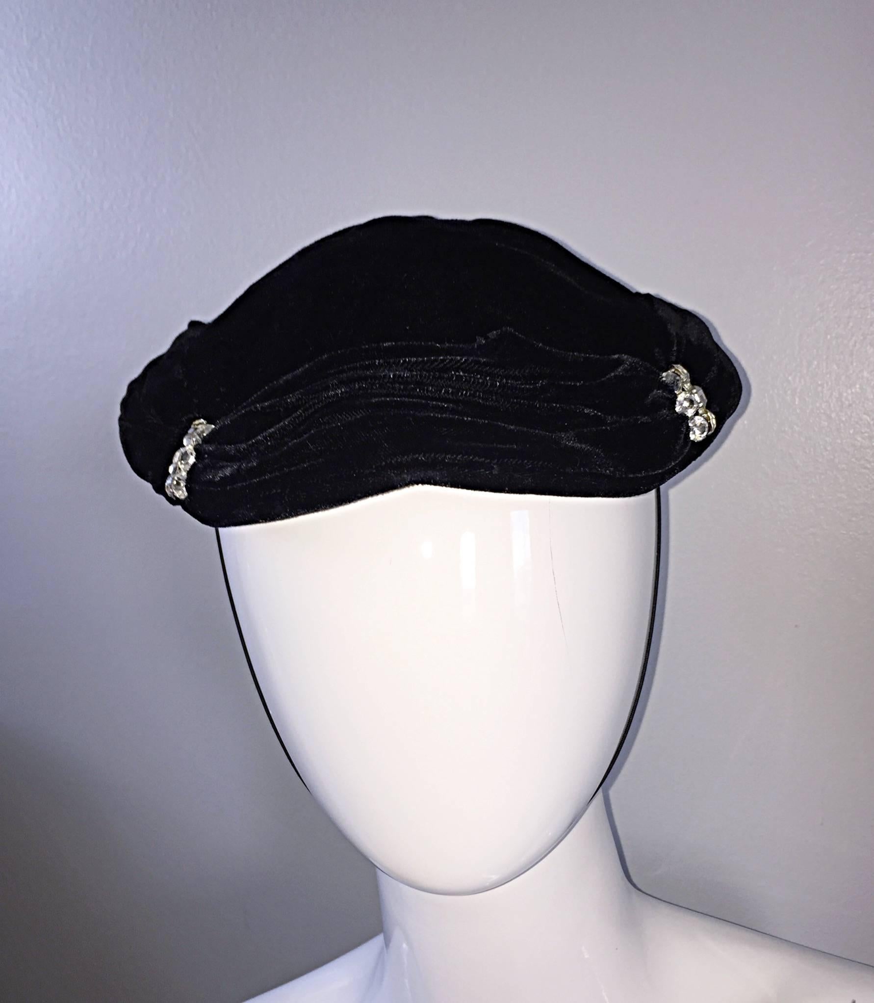 Gris Magnifique chapeau noir vintage en velours de soie des années 1940 avec strass et mentonnière en vente