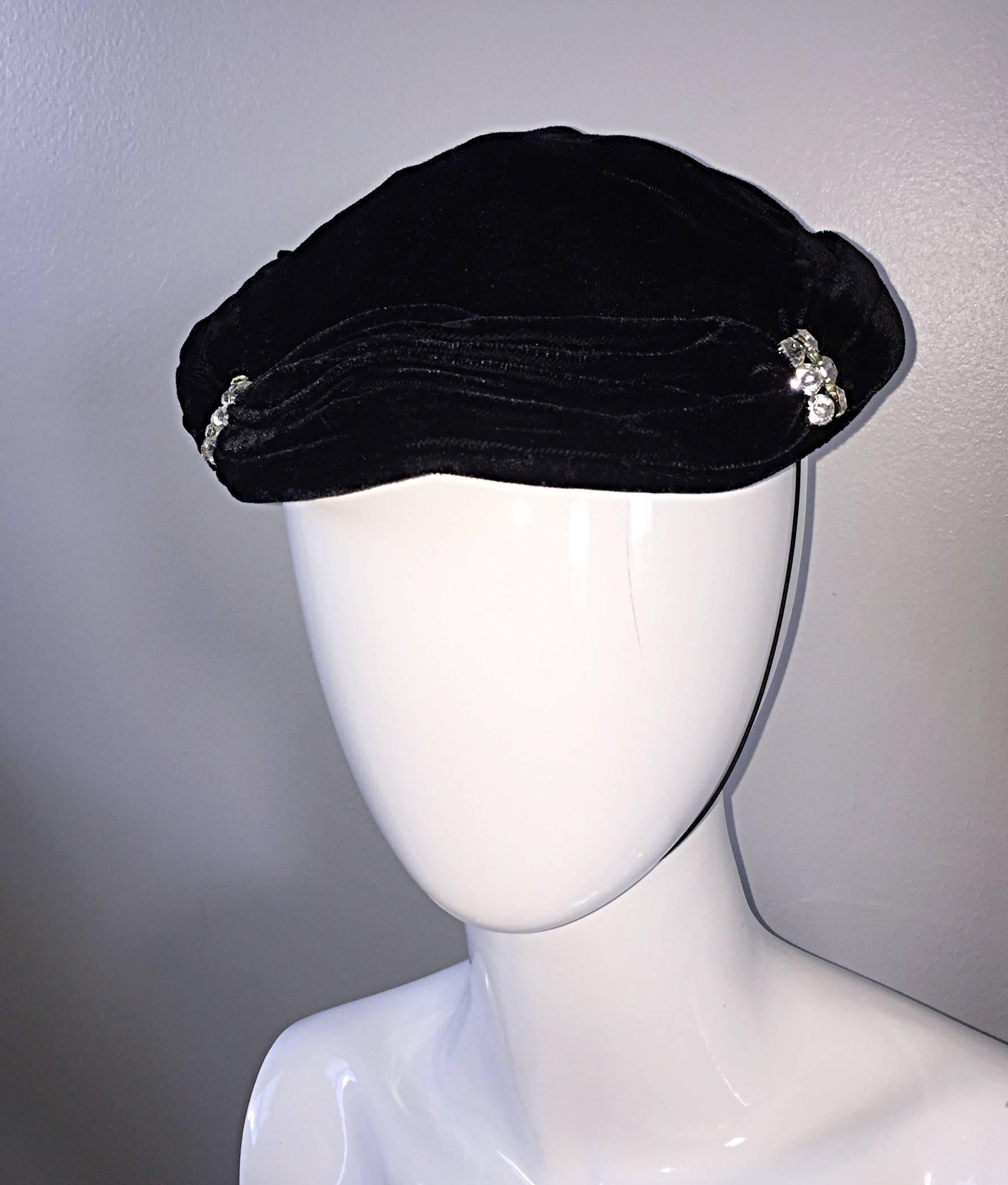 Schöner 1940er Hut aus schwarzer Seide und Samt, Vintage, mit Strass und Kinnriemen im Zustand „Hervorragend“ im Angebot in San Diego, CA