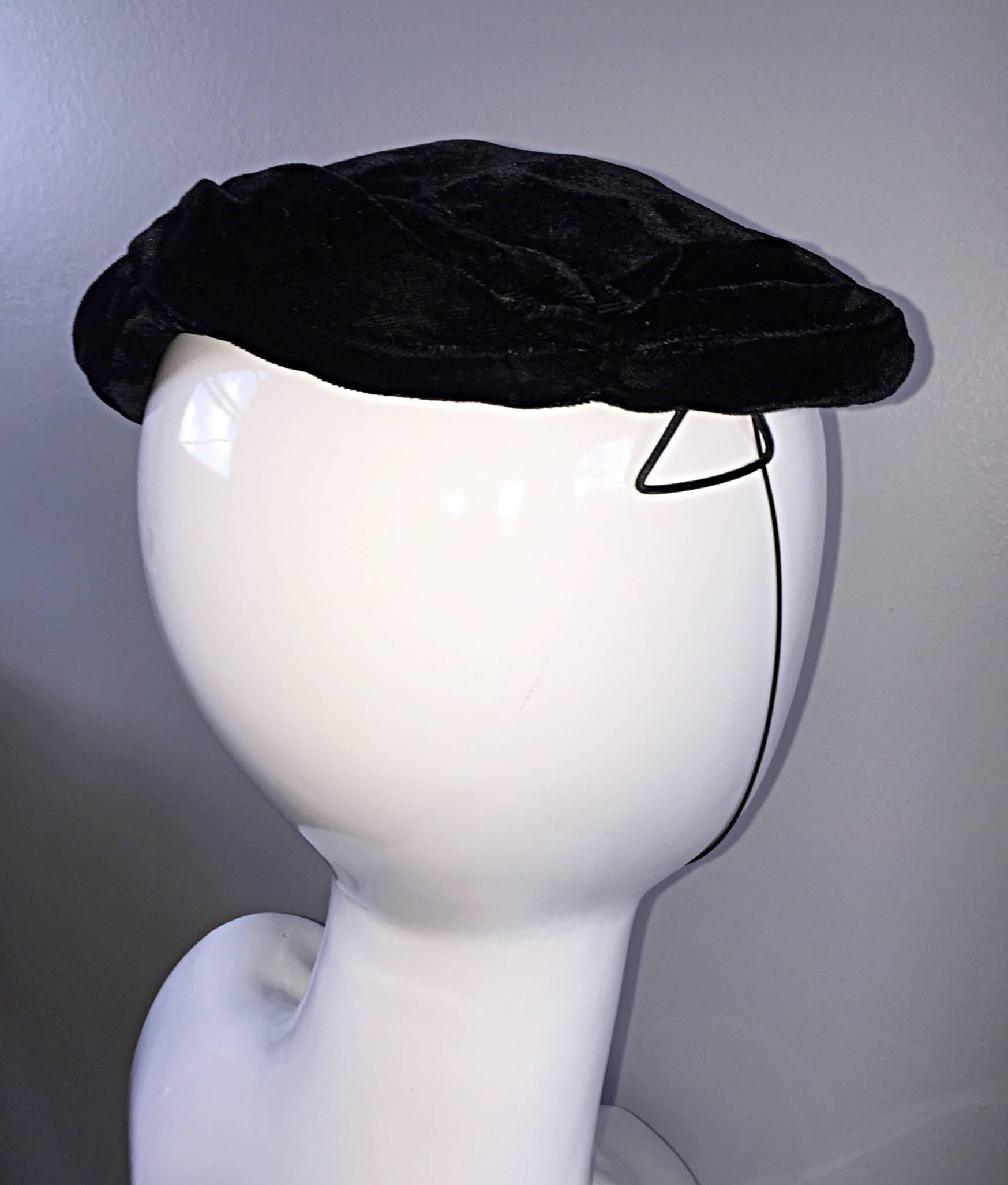 Magnifique chapeau noir vintage en velours de soie des années 1940 avec strass et mentonnière Pour femmes en vente