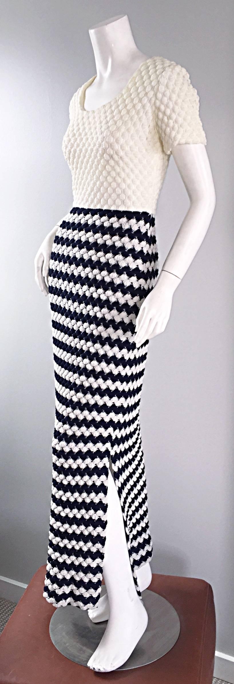 Adorable robe longue en crochet I+I de la fin des années 1960 / début des années 1970 ! Crochet bleu marine et blanc/ivoire, qui est entièrement doublé. Jupe à rayures, fendue de part et d'autre de l'ourlet. Très bonne tenue ! Parfait seul ou
