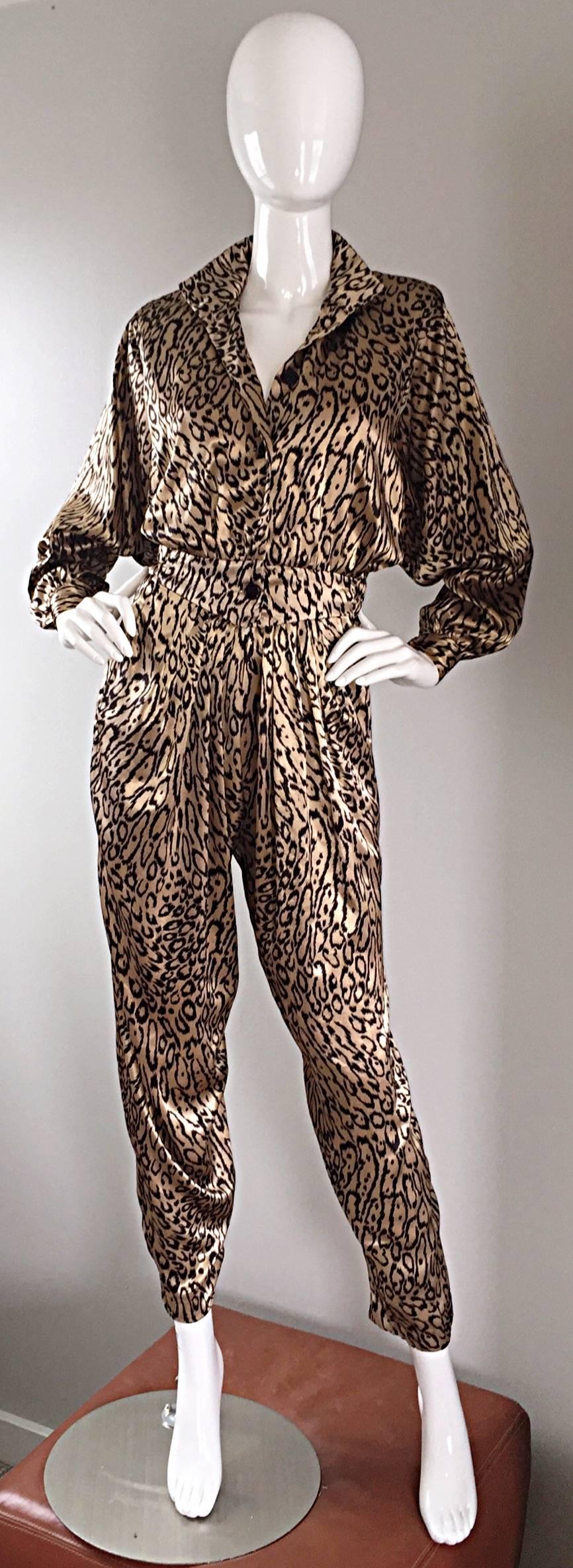 Amazing vintage Robert W. Gates, of Burlingame, leopard/cheetah print jumpsuit! Avant Garde flare, with a flattering silhouette! Buttons up the bodice, which can be worn fully buttoned up, or left open. Pockets at each side of the waist. Dolman