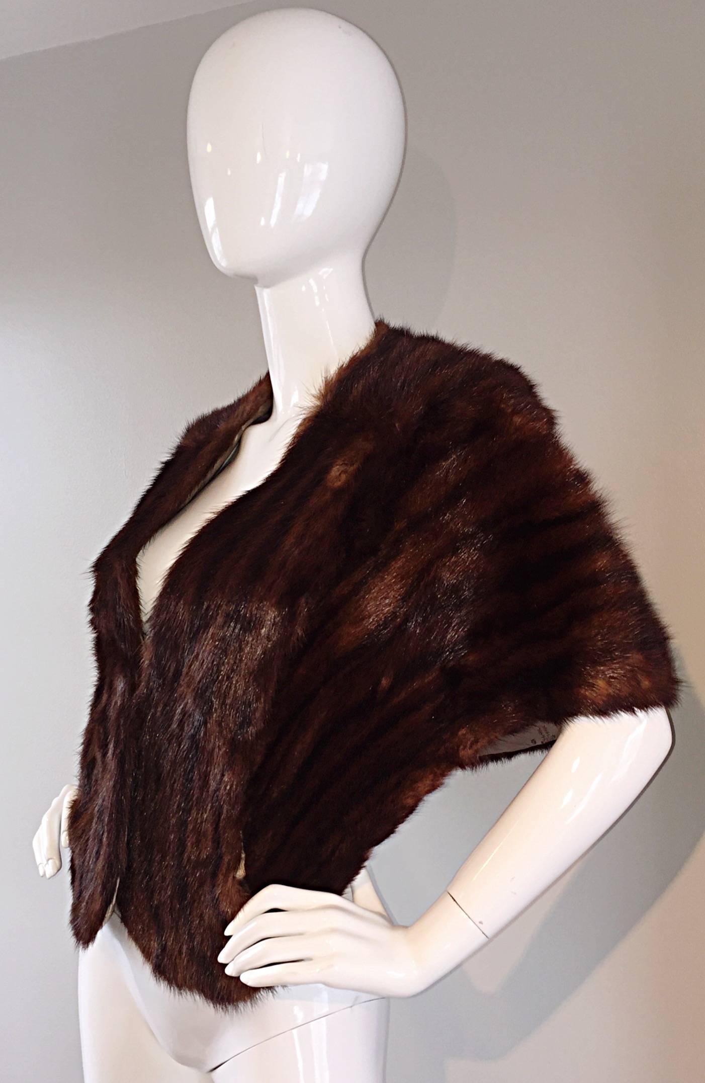 Beautiful vintage 1950s brown beaver fur shawl! Beautiful pelt, with an exquisite fit. Hidden pockets at each side of the waist. Brown color, with coffee black stripes. Hidden closure at waist. Fully lined in silk. Can easily transition from day to