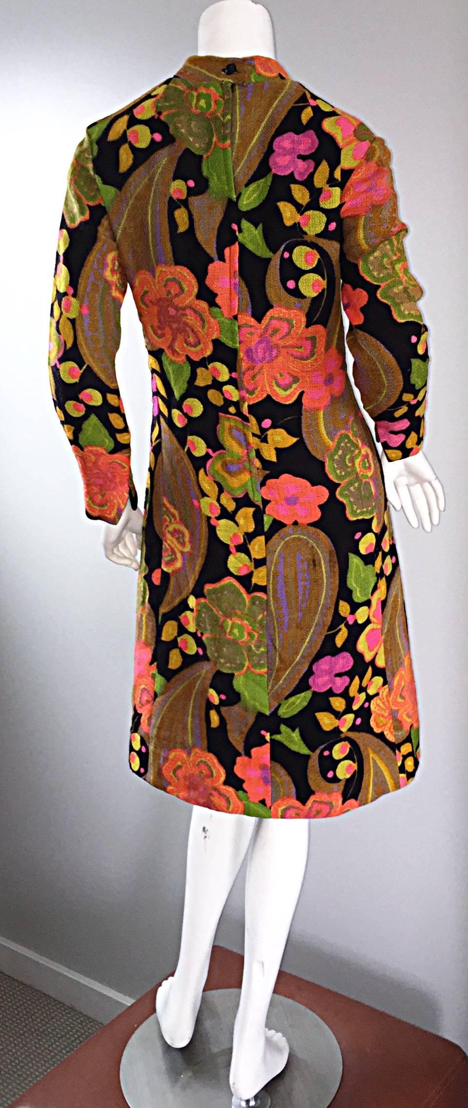 Unglaubliche 60er psychedelischen langen Ärmel Vintage-Kleid! Kräftige, leuchtende Farben, mit Paisley und Blumen. Schlanke, lange Ärmel und eine schmeichelhafte A-Linien-Passform. Mit zwei Taschen auf beiden Seiten der Taille. Durchgehender