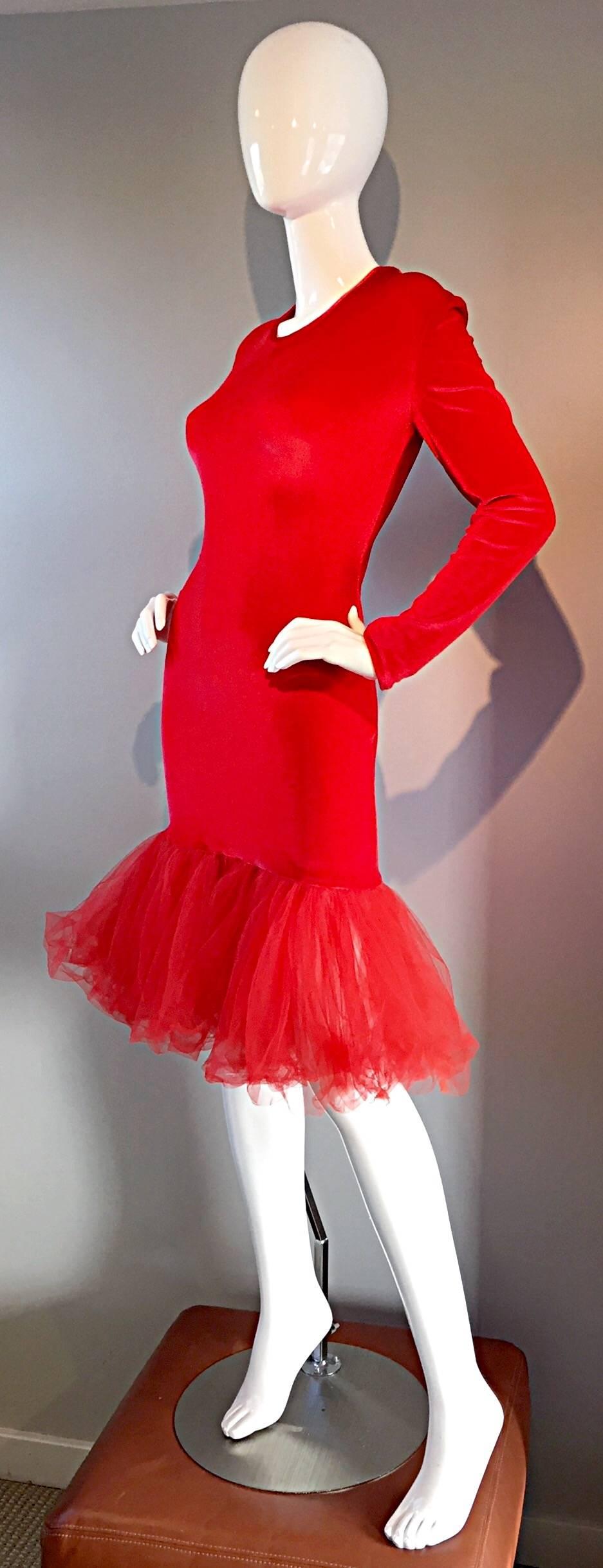 Rouge Extraordinaire robe sirène moulante vintage Patrick Kelly rouge avec ourlet en tulle, années 1980 en vente