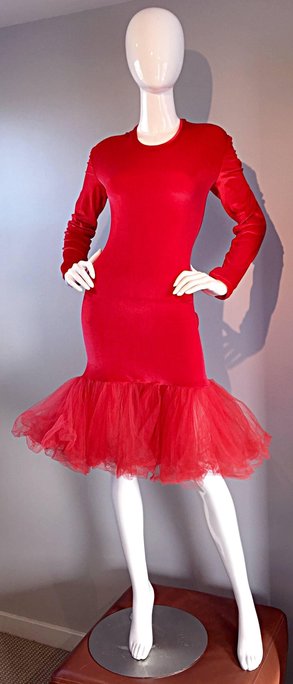 Incroyable, et fabuleuse robe vintage Patrick Kelly des années 80 ! Velours de coton rouge avec une manche longue et une coupe ajustée ! L'ourlet est composé de plusieurs couches de tulle de soie rouge, qui s'échappent pour créer un ourlet de sirène