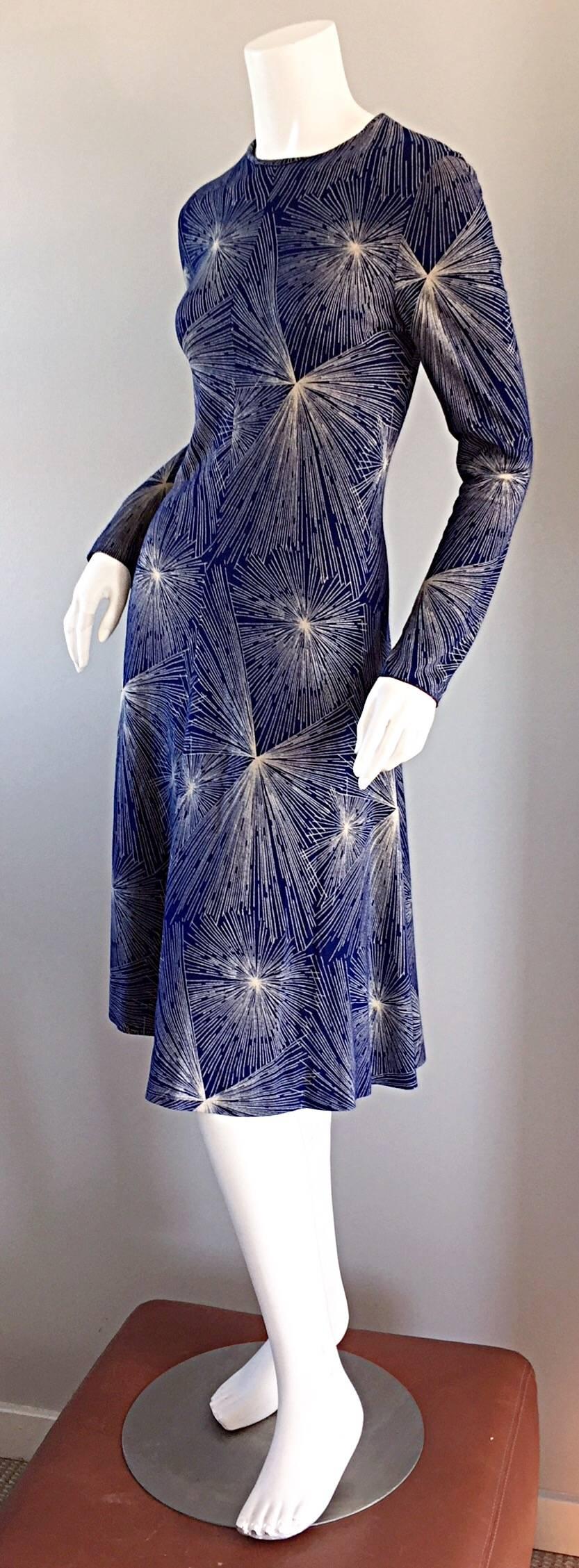 Important, and rare vintage 1970s Diane Von Furstenberg 'fireworks' dress! Made in Italy. Navy blue, with white/ivory fireworks throughout. This is the original 'fireworks' dress that helped put Diane Von Furstenberg on the map! Great fit, with slim