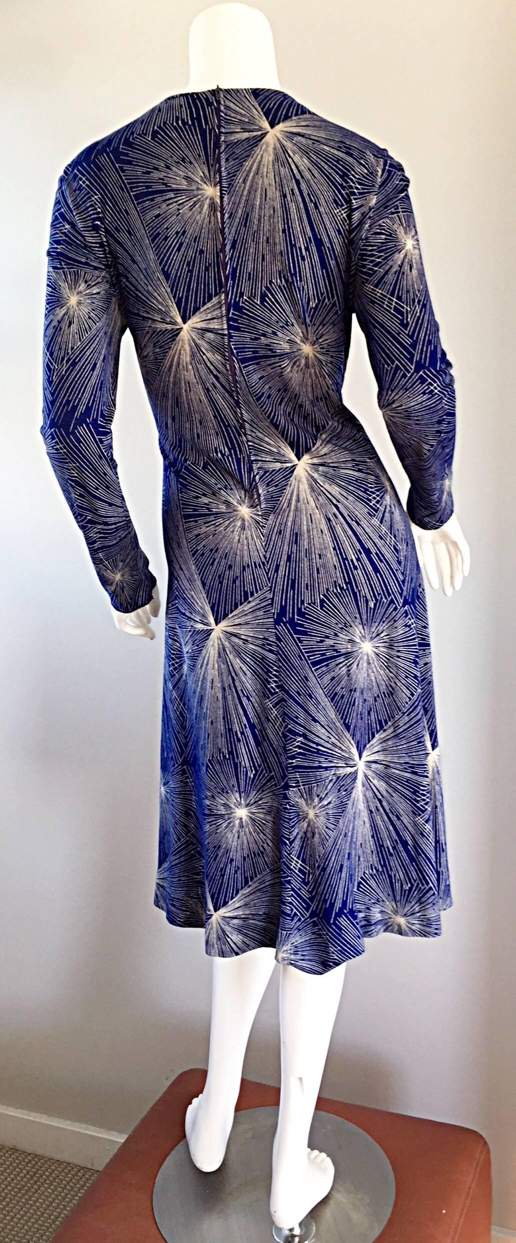Wichtiges blau-weißes Vintage-Kleid von Diane Von Furstenberg „ Fireworks“, DVF, 70er Jahre 1
