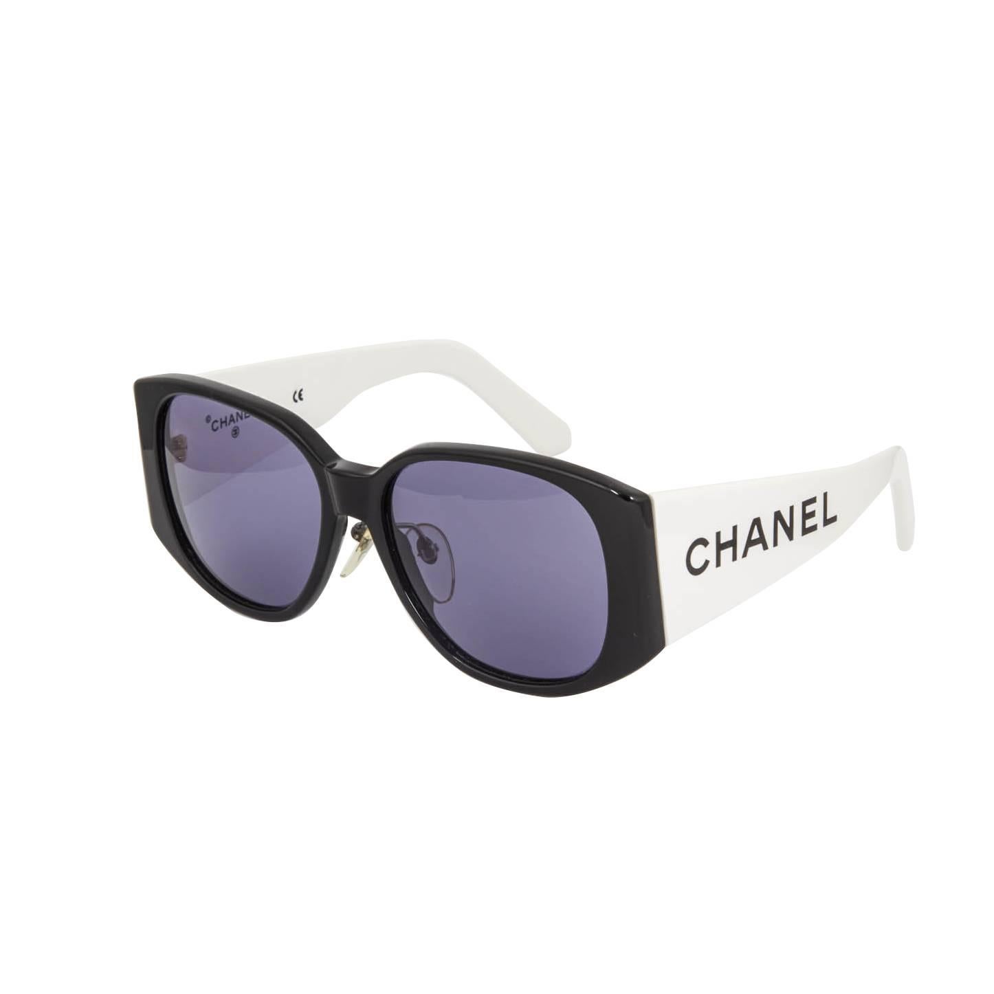 Chanel Schwarz-weiße Logo-Sonnenbrille