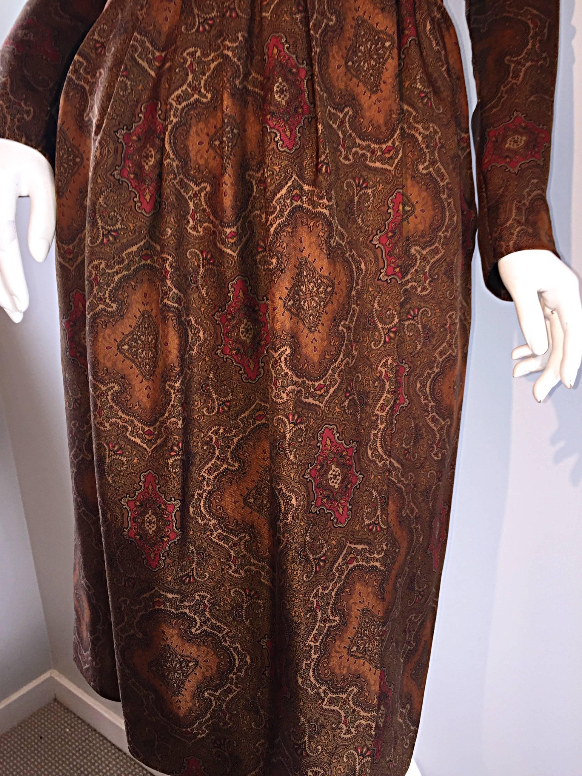 Beautiful Vintage Carolyne Roehm Paisley Silk Autumnal Shawl Collar Wrap Dress In Excellent Condition In San Diego, CA