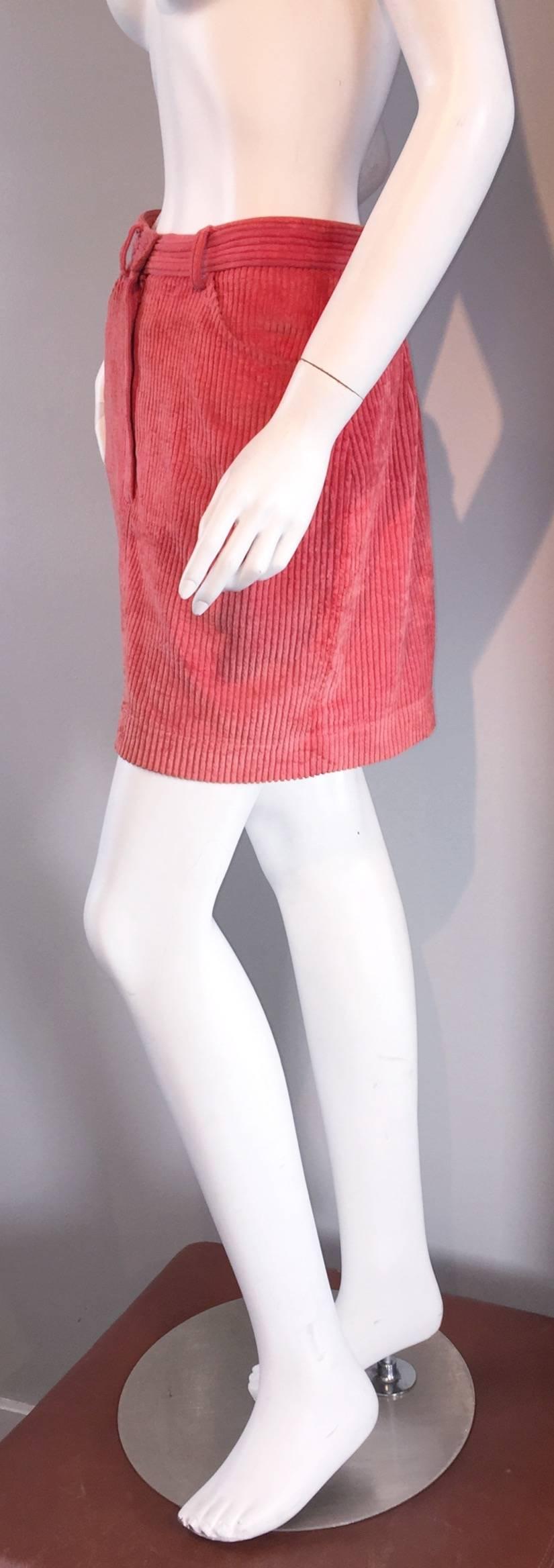 Toller Vintage-Kenzo-Cord-Minirock aus den frühen 1980er Jahren! Schöne lebendige Koralle / rosa Farbe, auf eine breite Kordel. Superweicher Baumwollcord, der bequem und doch superschick ist! Mit Gürtelschlaufen und zwei Fronttaschen. Knopf in der