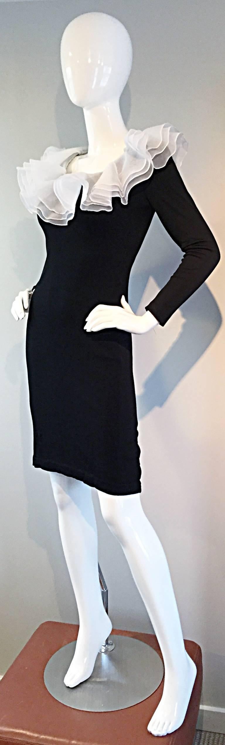 Unglaubliches Vintage Jill Richards Schwarzweißes Body Con Kleid mit langen Ärmeln und Rüschen im Angebot 4