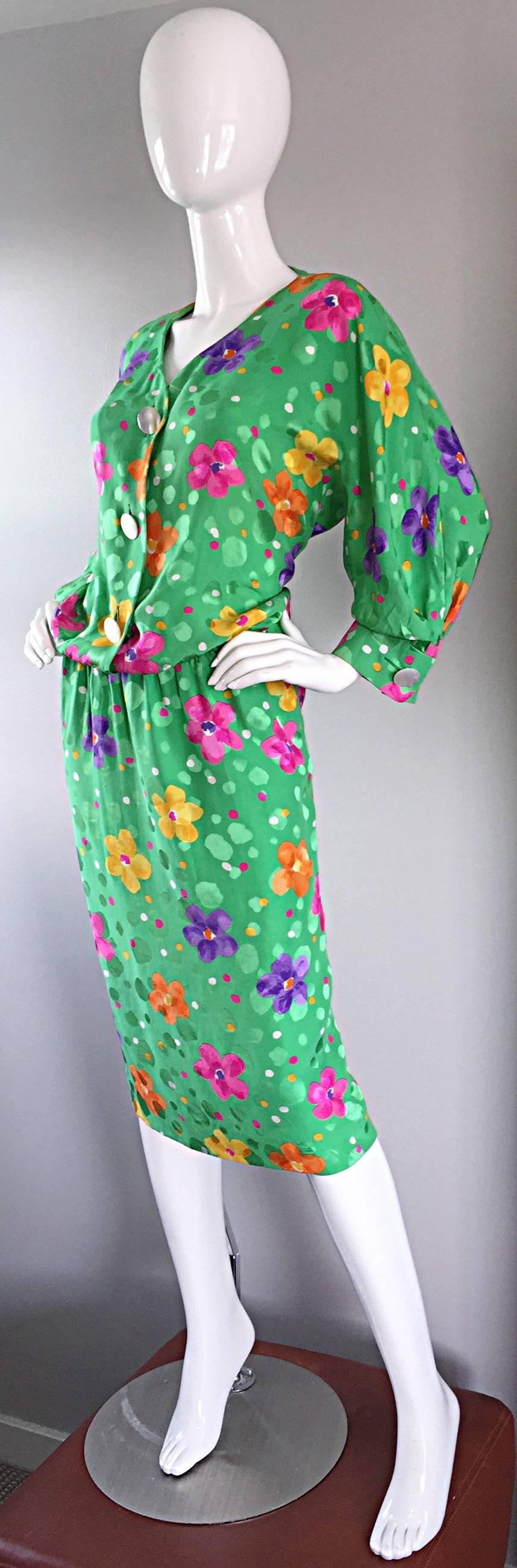 Women's or Men's Beautiful Vintage Akris Green Silk Dress w/ Colorful Flower Print Size 14 / 46 