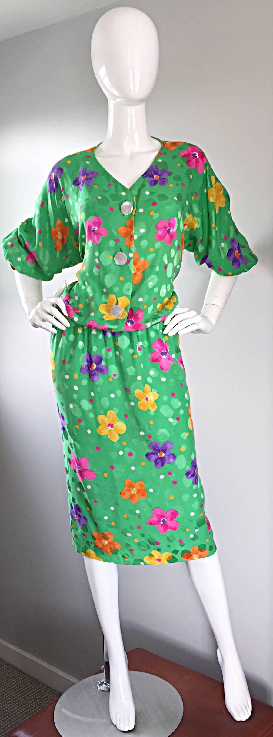 Beautiful Vintage Akris Green Silk Dress w/ Colorful Flower Print Size 14 / 46  In Excellent Condition In San Diego, CA