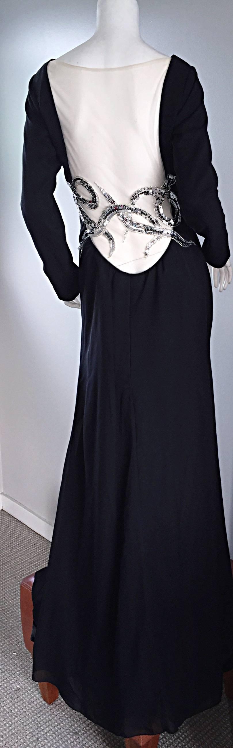 La plus sexy des robes de couture vintage (début des années 1990) en soie noire ! Elle présente une fente au niveau des cuisses, qui laisse juste assez de place à l'imagination. La longue traîne dramatique met merveilleusement en valeur la fente !