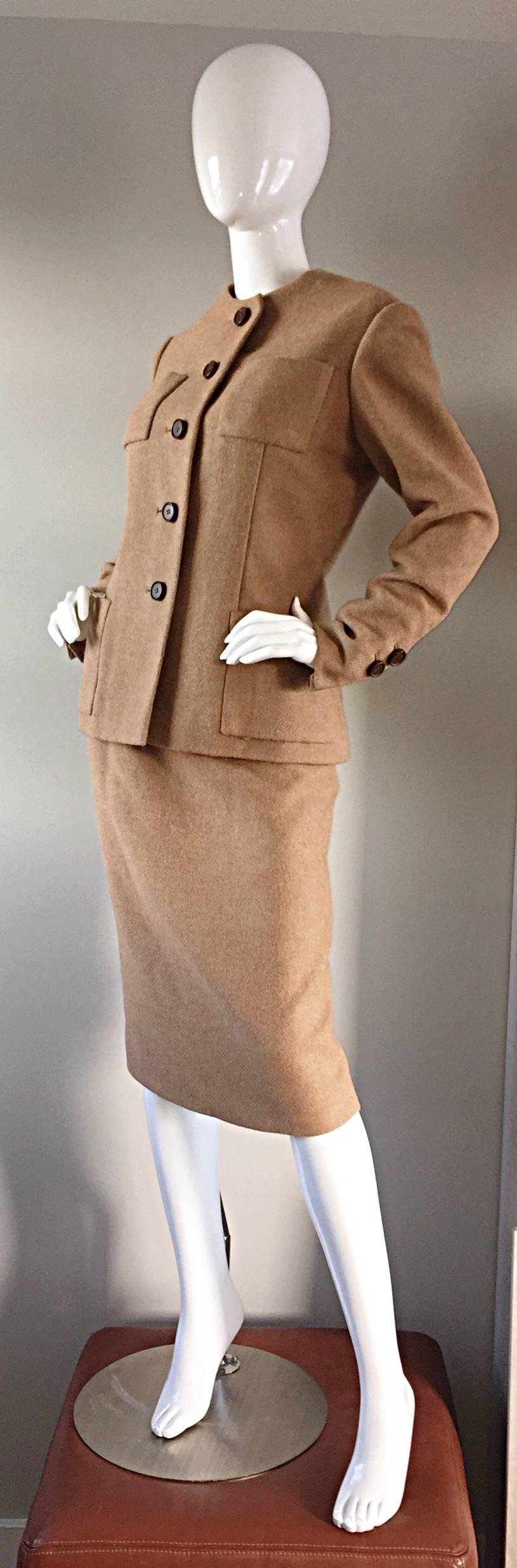 Norman Norell 1960er Jahre Größe 12 Tan / Kamel 60er Jahre Vintage Blazer Jacke + Rock Anzug im Zustand „Hervorragend“ im Angebot in San Diego, CA