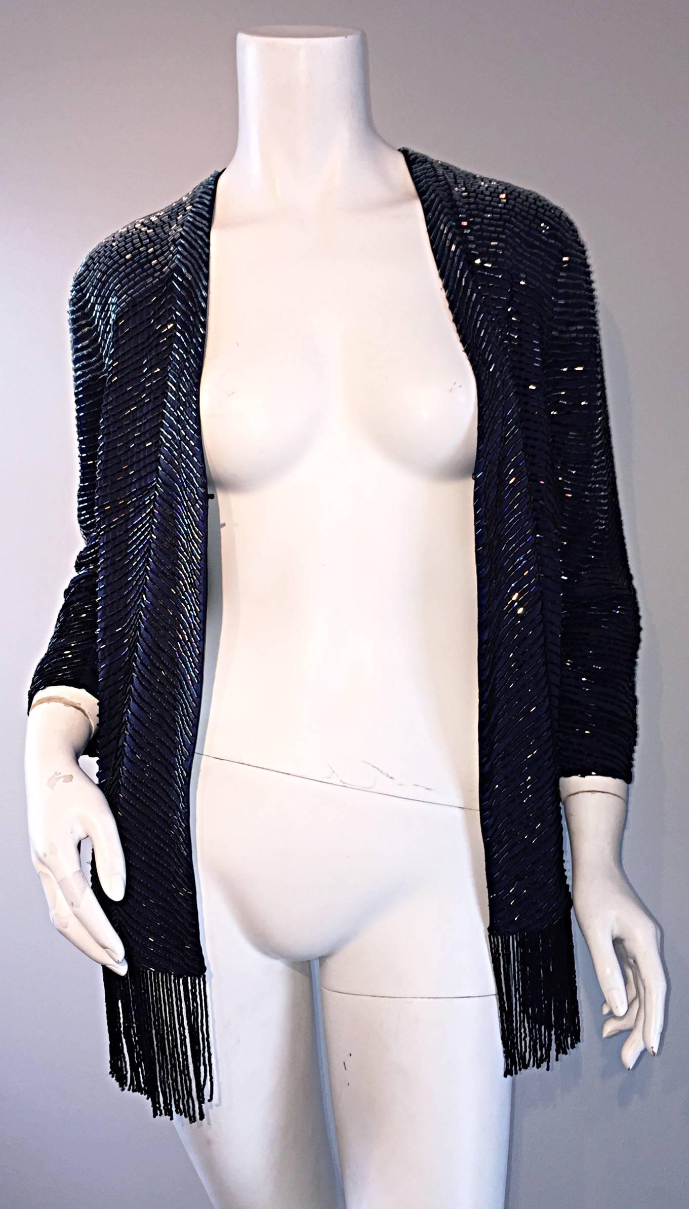 Noir Magnifique cardigan vintage bleu marine en soie perlée et frangée avec perles de verre en vente