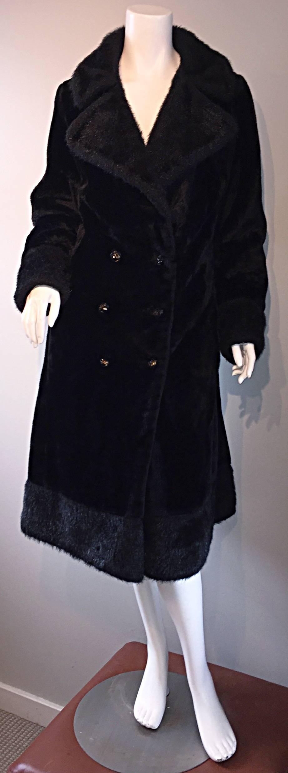 Mackintosh - Manteau vintage croisé à double boutonnage en fausse fourrure noire, années 1960 Excellent état - En vente à San Diego, CA