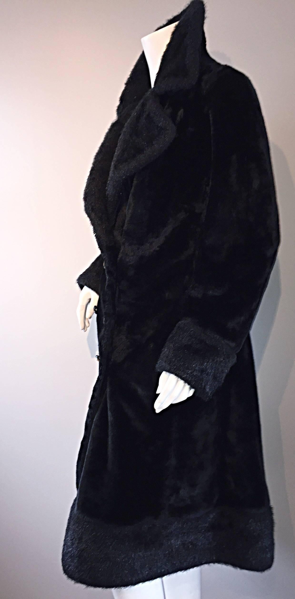 1960er Jahre Vintage Mackintosh Schwarz Kunstpelz 60er Zweireihiger Swing Jacke Mantel Damen im Angebot