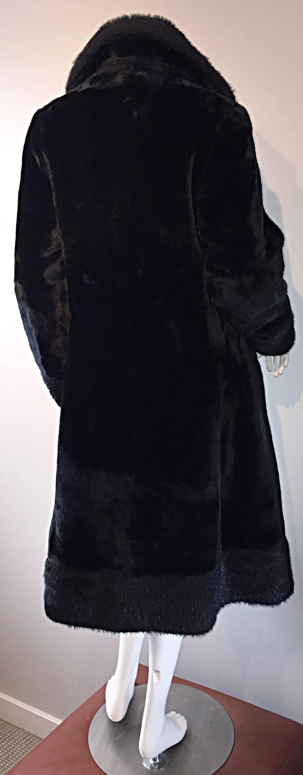 Seltene 1960er MACKINTOSH Kunstpelz Swing Jacke! Tiefschwarze Farbe, doppelreihiger Stil. Auffallend kontrastierender Kragen, Manschetten und Saum. So weich und bequem und dennoch extrem schick. Taschen an beiden Seiten der Taille. Wunderbare