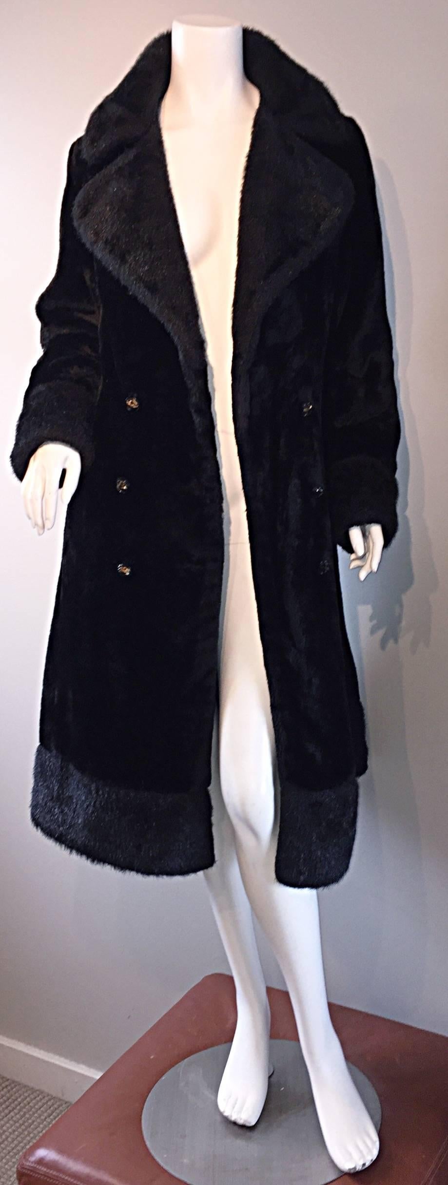 Noir Mackintosh - Manteau vintage croisé à double boutonnage en fausse fourrure noire, années 1960 en vente