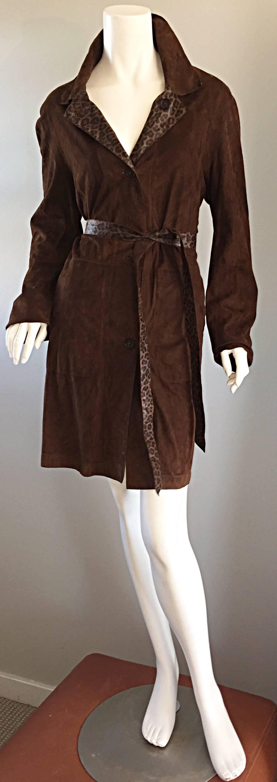 Wonderful vintage MARIO VITTORIO reversible leather jacket! Features butter soft suede on one side, and leopard on the other side. The perfect all-year jacket, that is extremely versatile. Two pockets on each side of the waist (on both sides).