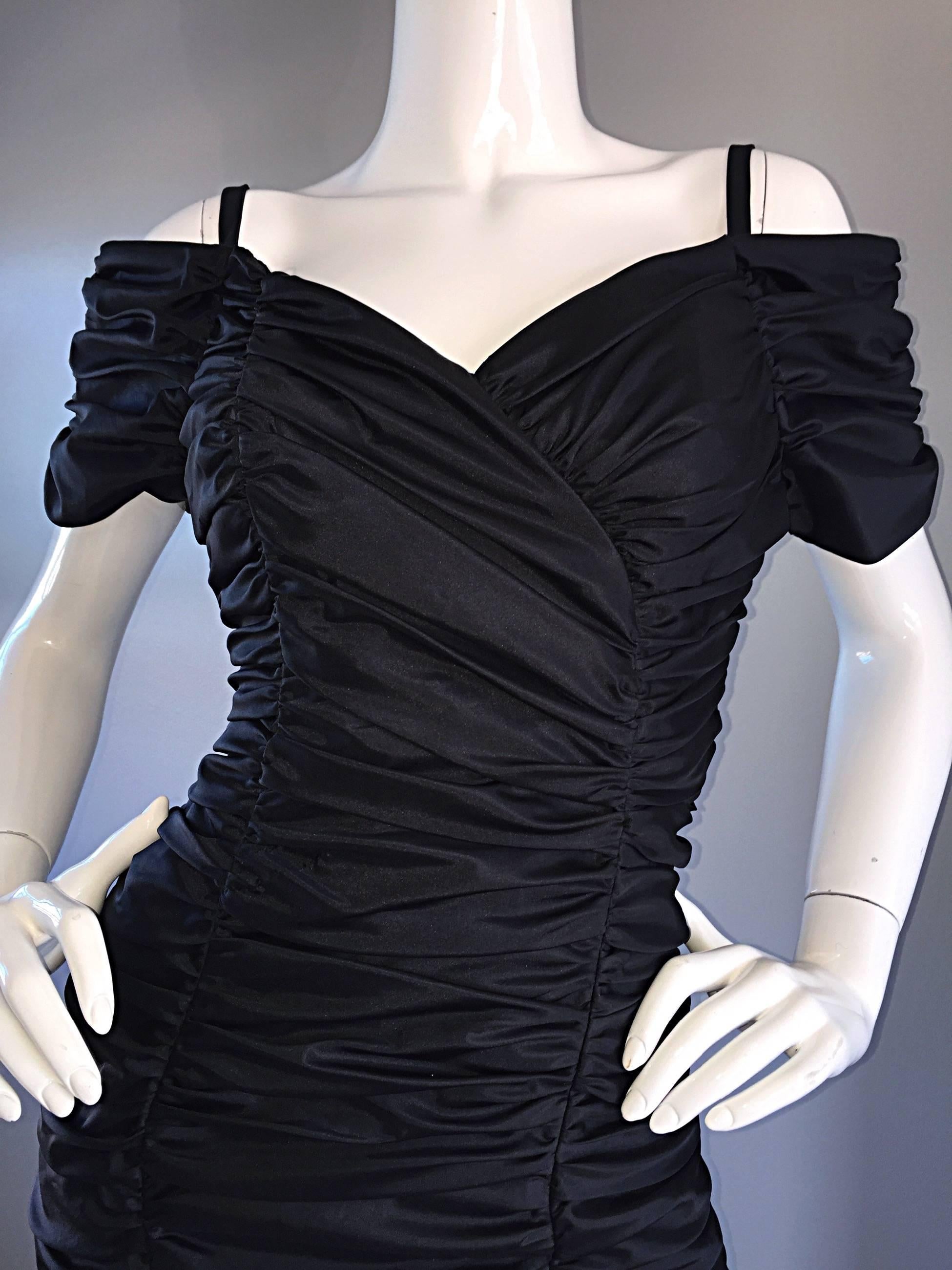 Donna Sexy Vintage 1990s 90s Black Ruched Off - Shoulder Body Con Little Black Dress in vendita