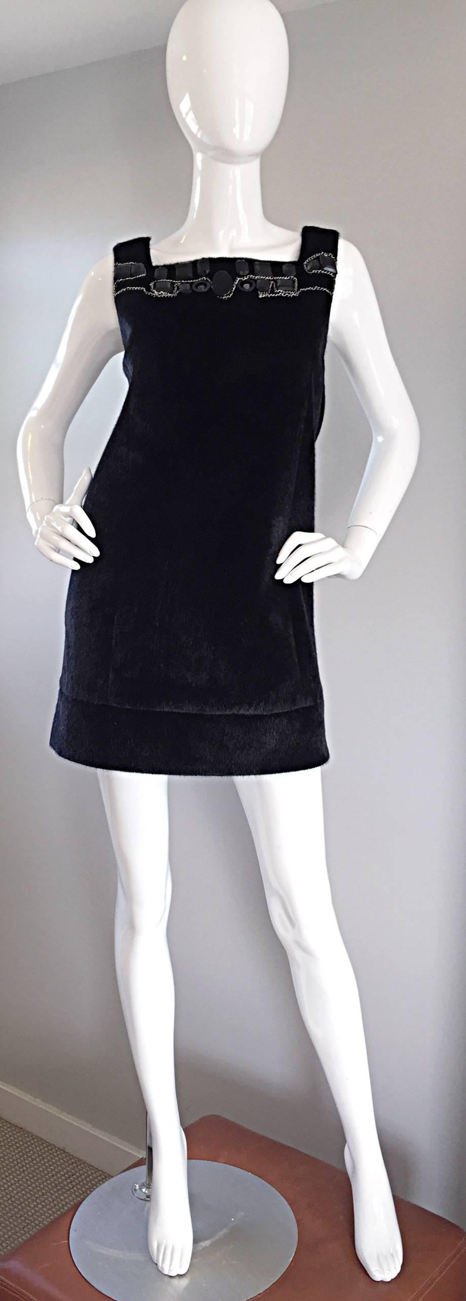 Fantastisches Vintage 90s Kunstpelz Designer Kleid! Dieses wunderschöne, in Italien gefertigte Kleid besteht aus Kunstpelz, der mit Perlen und Silberketten im Brustbereich kombiniert ist. Schmeichelhafter Shift-Stil, der Sie leicht vom Tag zum Abend
