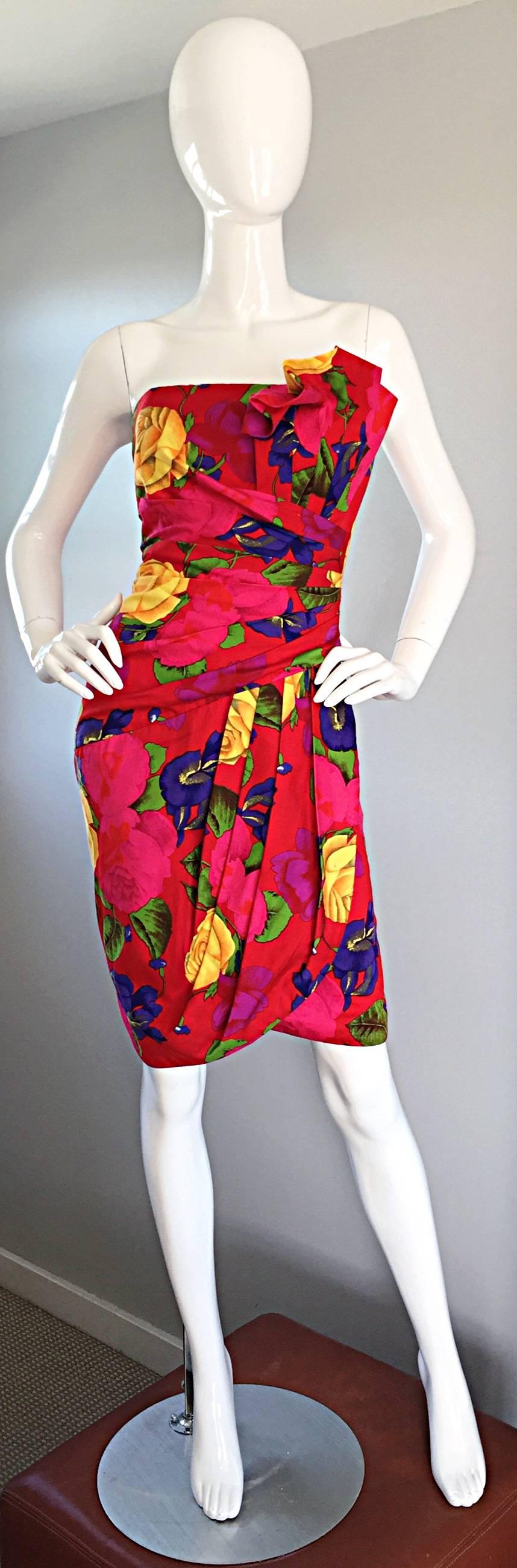 Vintage Vintage Neiman Marcus Größe 8 Trägerloses Origami Wiggle Kleid mit hawaiianischer Blume im Zustand „Hervorragend“ im Angebot in San Diego, CA