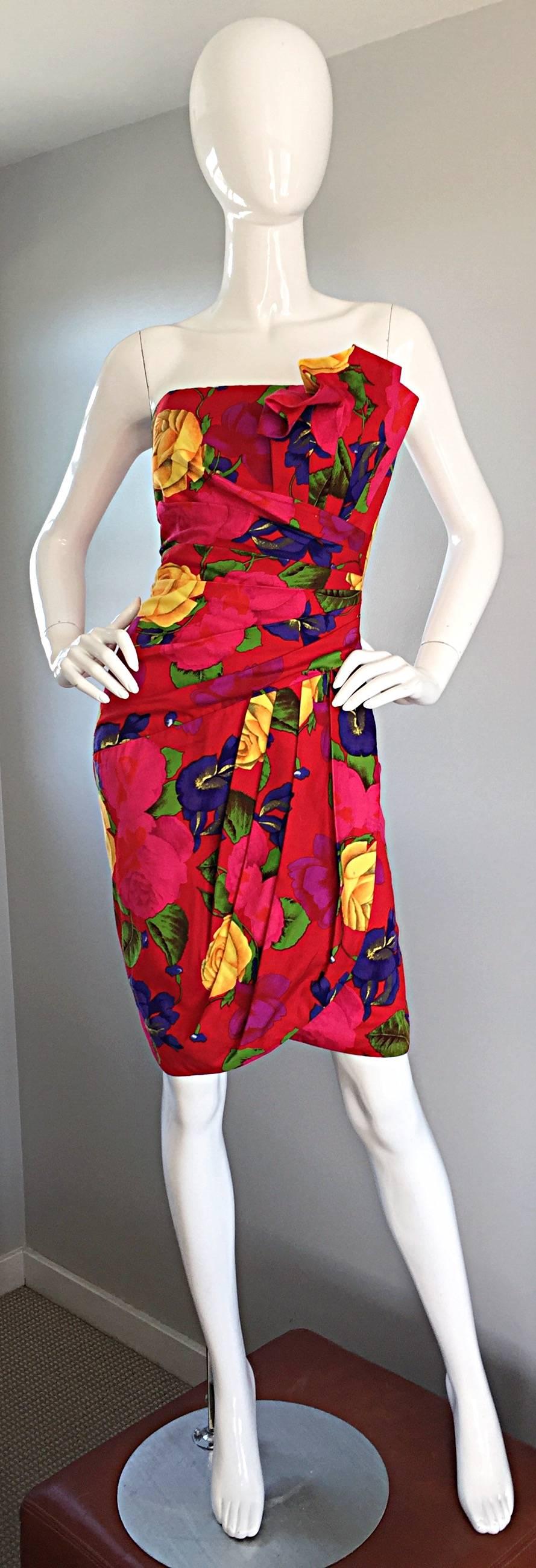 Vintage Vintage Neiman Marcus Größe 8 Trägerloses Origami Wiggle Kleid mit hawaiianischer Blume (Rot) im Angebot
