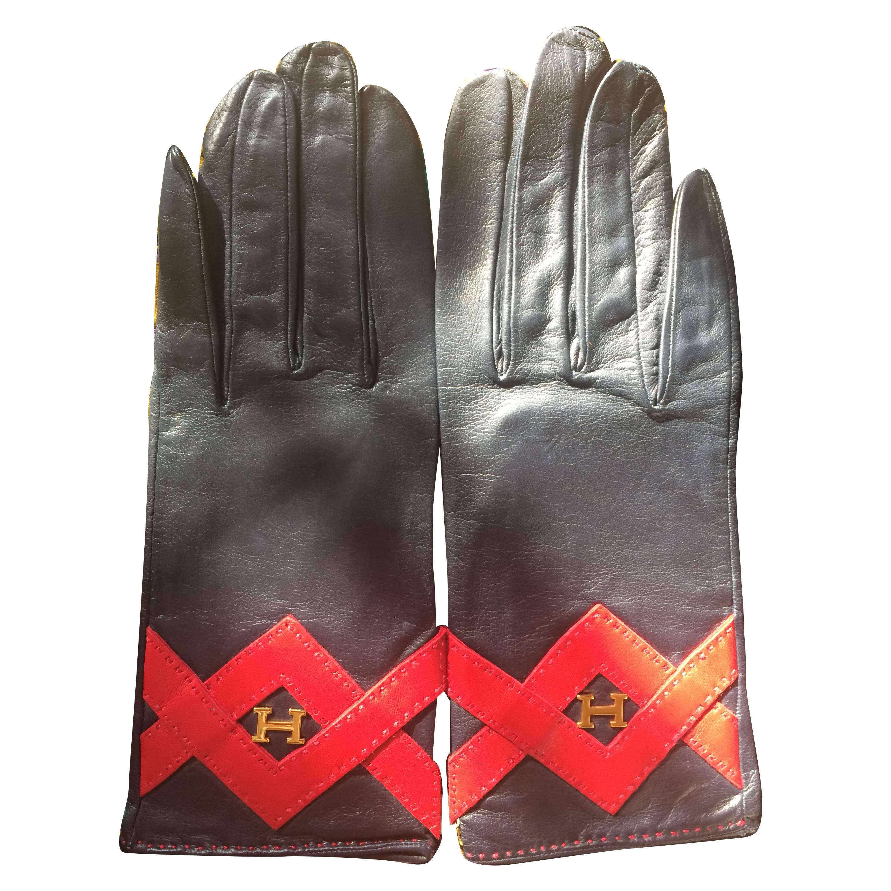 Vintage HERMES black lambskin gloves with golden　H logo with red triangle stitch For Sale