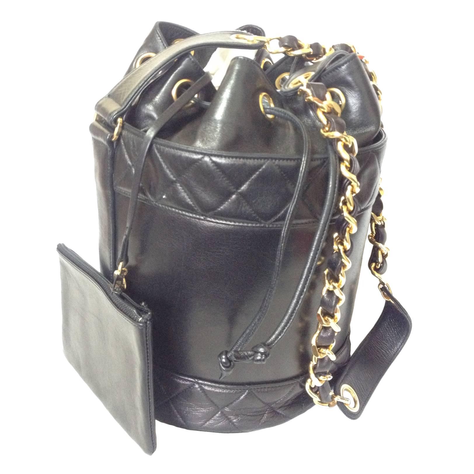 MINT. Vintage CHANEL black lambskin bucket hobo drum shoulder bag with chain For Sale