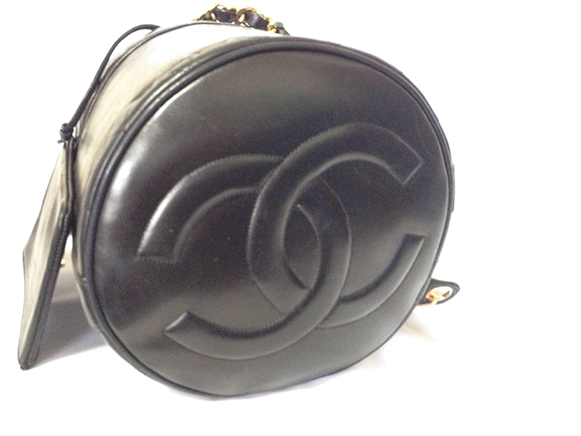 Gray MINT. Vintage CHANEL black lambskin bucket hobo drum shoulder bag with chain For Sale