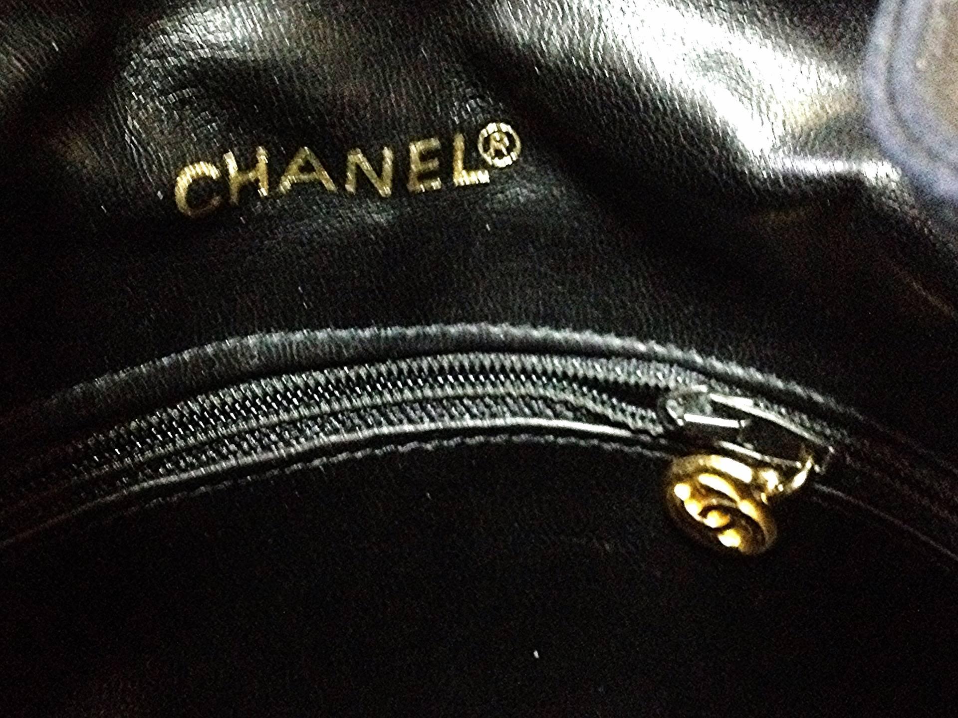 Women's MINT. Vintage CHANEL black lambskin bucket hobo drum shoulder bag with chain For Sale