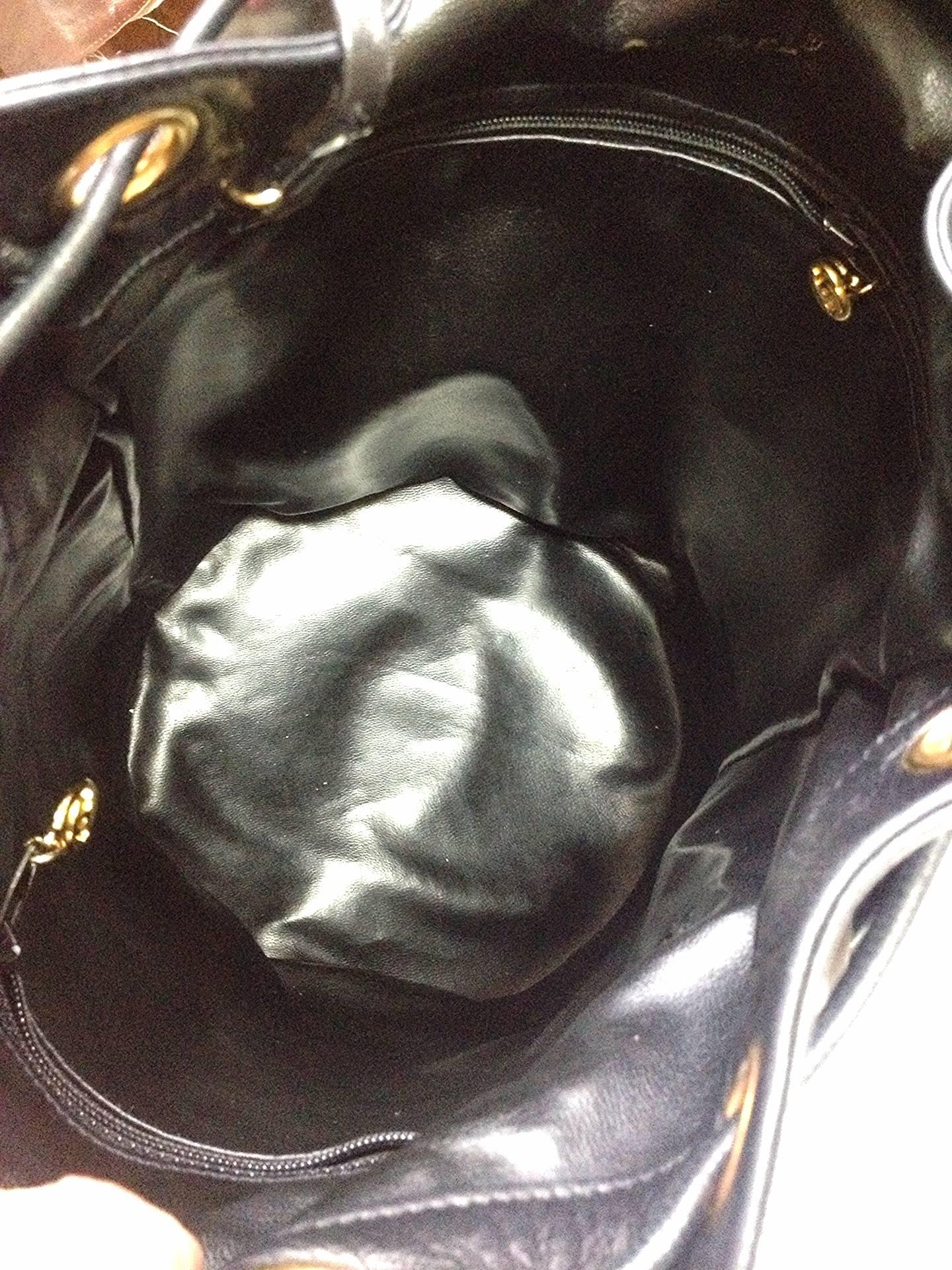 MINT. Vintage CHANEL black lambskin bucket hobo drum shoulder bag with chain For Sale 1