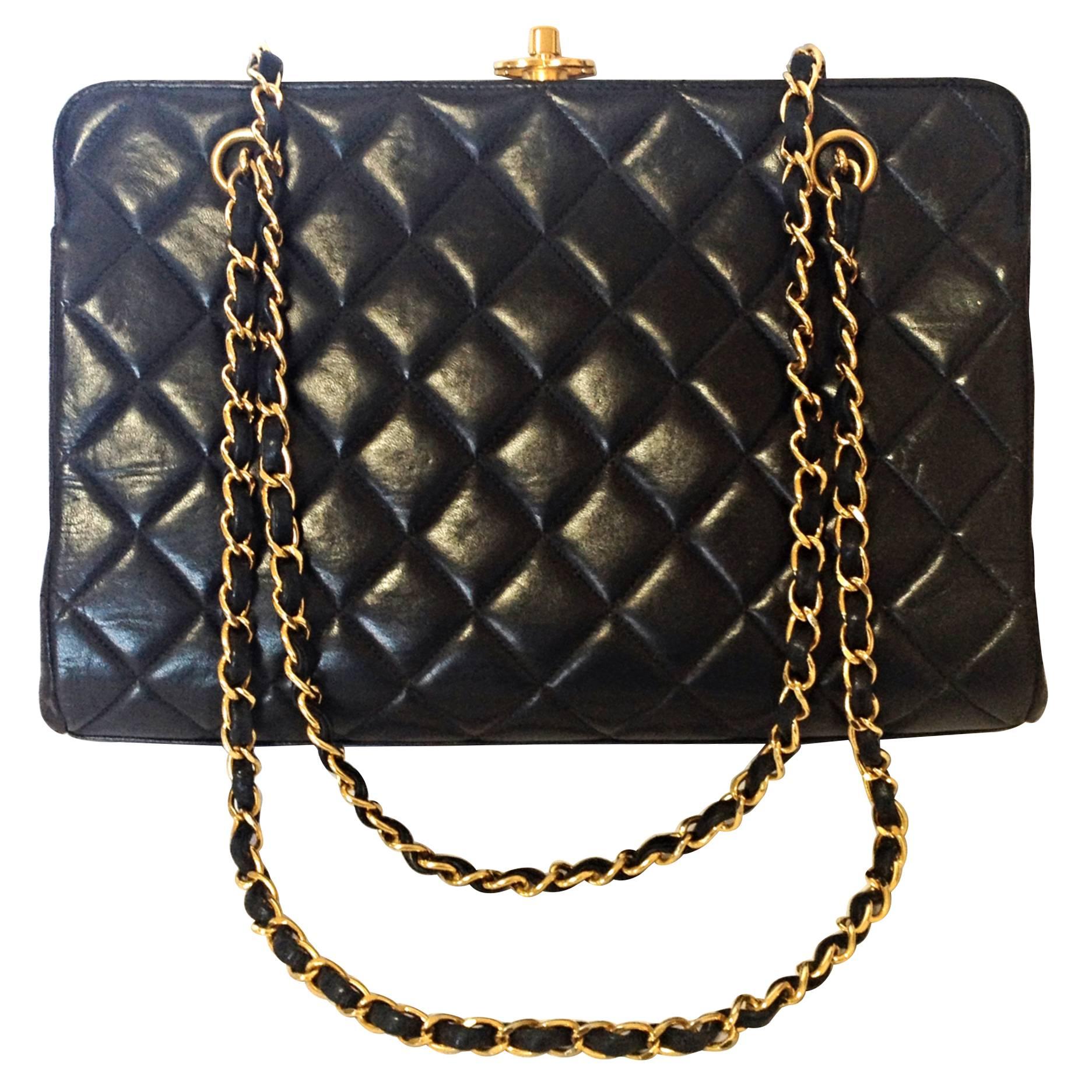 Vintage CHANEL black leather chain shoulder bag with golden CC kiss lock closure For Sale