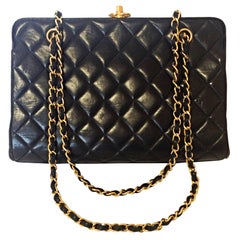 Retro CHANEL black leather chain shoulder bag with golden CC kiss lock closure