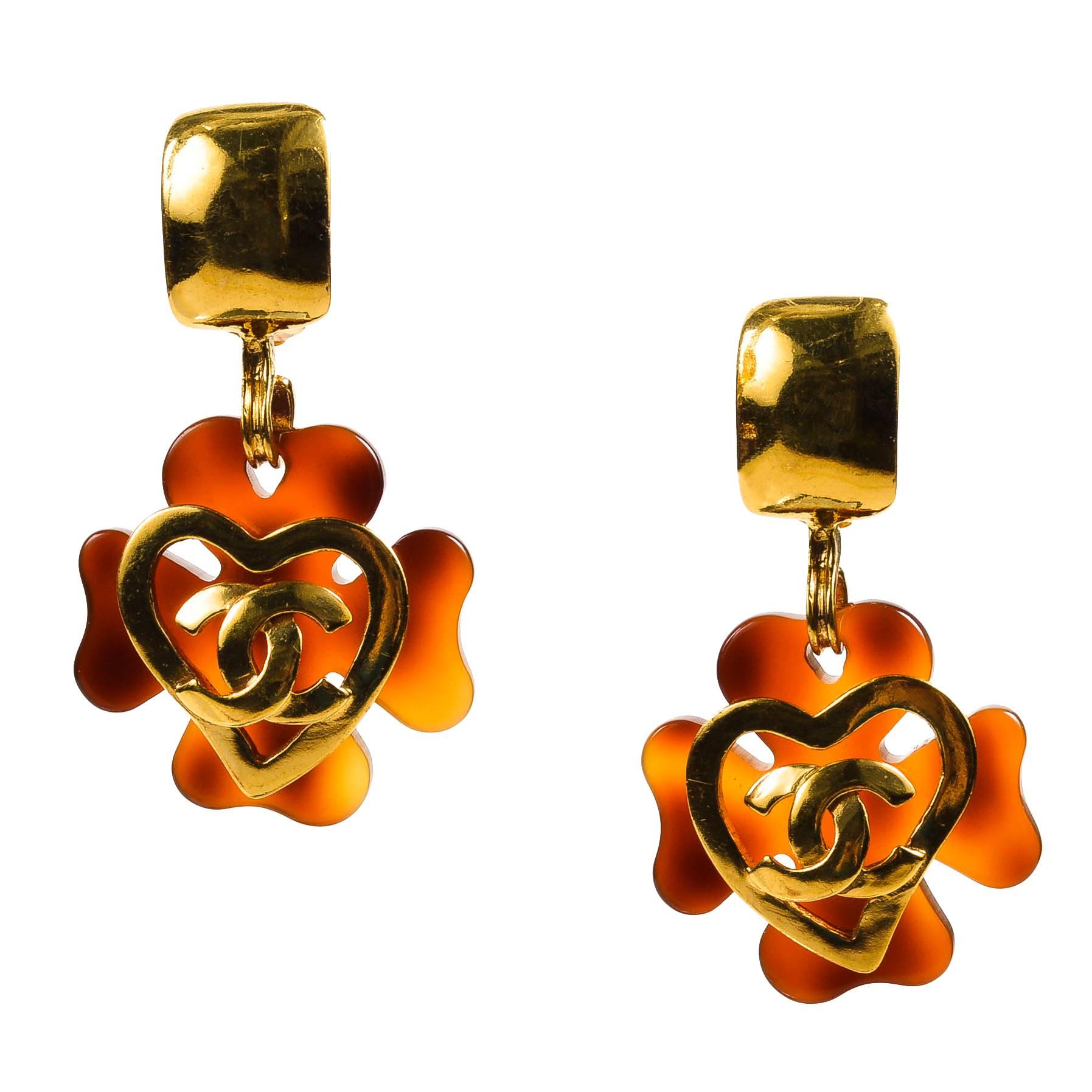 Vintage Chanel 95P Gold Tone Tortoise Resin 'CC' Heart Clover Clip On Earrings For Sale