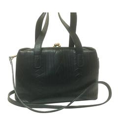 Vintage Fendi black leather shoulder bag, handbag with kiss-lock closure.