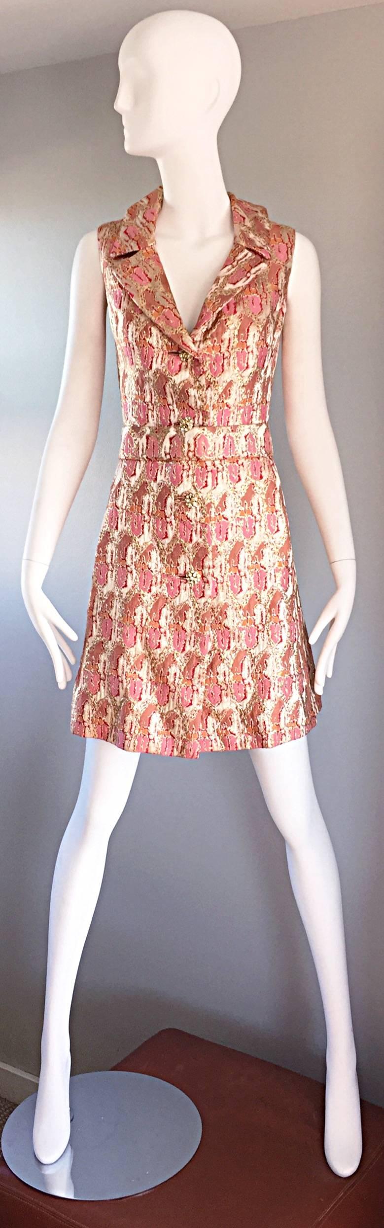 Lillie Rubin 1960er Jahre Vintage Kleid aus Seidenbrokat, Rosa, Gold, Silber mit Strass und Gürtel (Braun) im Angebot