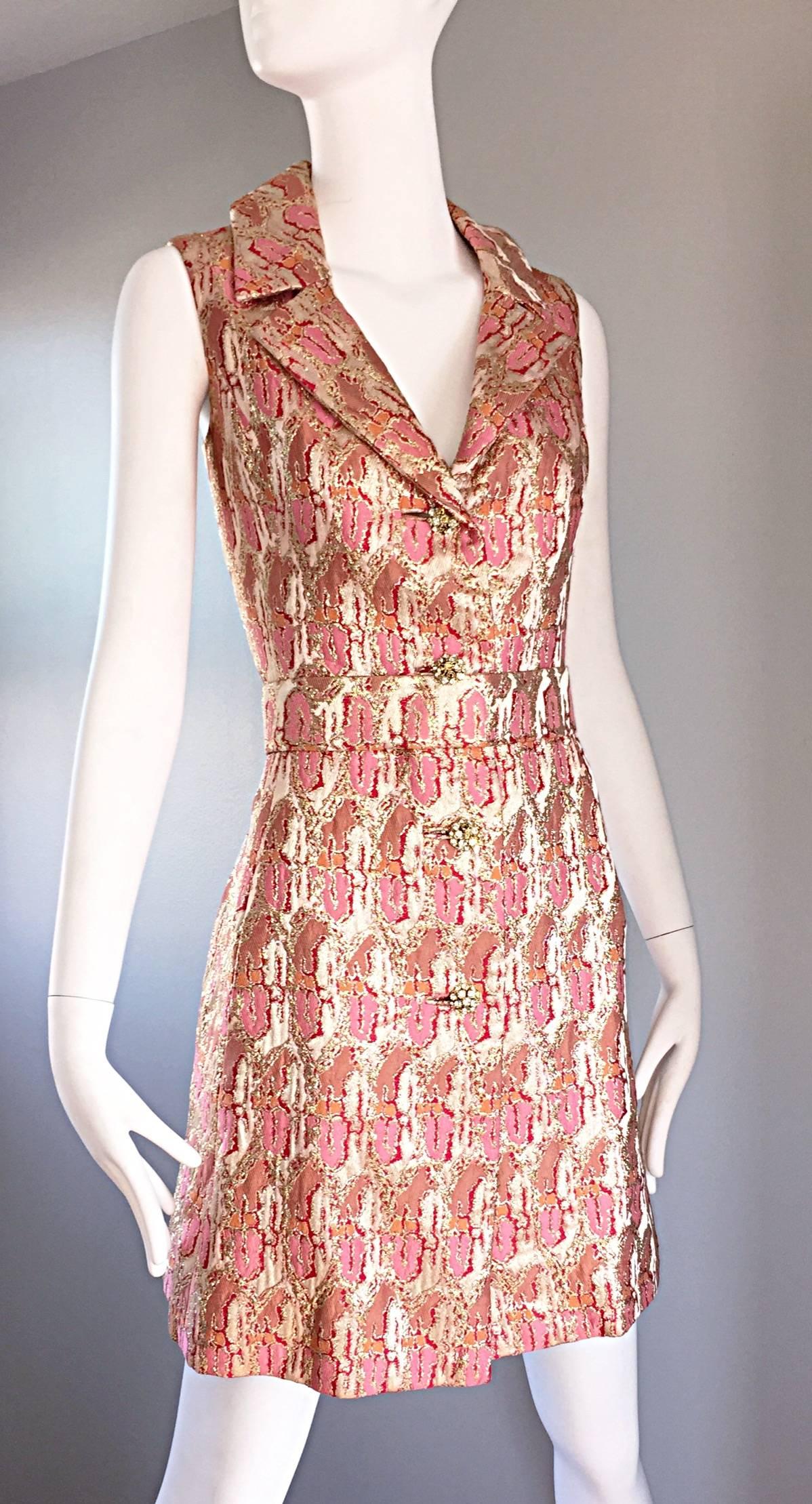 Lillie Rubin 1960er Jahre Vintage Kleid aus Seidenbrokat, Rosa, Gold, Silber mit Strass und Gürtel im Zustand „Hervorragend“ im Angebot in San Diego, CA